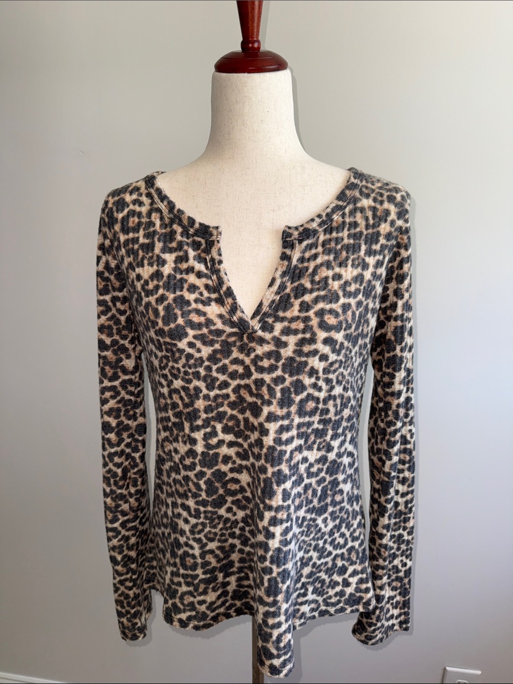 *NWT* Leopard Print Long Sleeve V-Notch Top - Taupe/Black